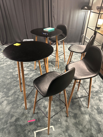 2 st. Höga bord samt 4 st. Barstolar 