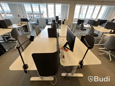 6 st höj-och sänkbara bord bekant ikea, 6 st kontorsstolar, 6 st lampor och 4 st skärmväggar