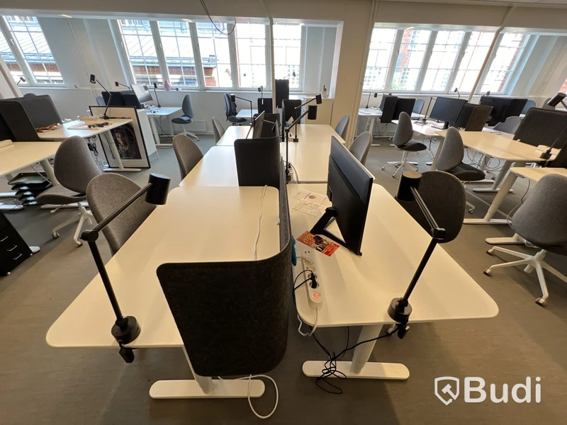 6 st höj-och sänkbara bord bekant ikea, 6 st kontorsstolar, 6 st lampor och 4 st skärmväggar