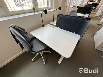 2 st höj- och sänkbara bord bekant ikea, 2 st kontorsstolar, 2 lampor och 2 väggskärmar