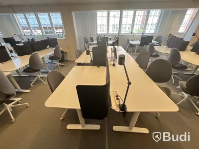 6 st höj-och sänkbara bord bekant ikea, 6 st kontorsstolar, 6 st lampor och 3 st skärmväggar