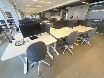 6 st höj-och sänkbara bord bekant ikea, 6 st kontorsstolar, 6 st lampor och 3 st skärmväggar 