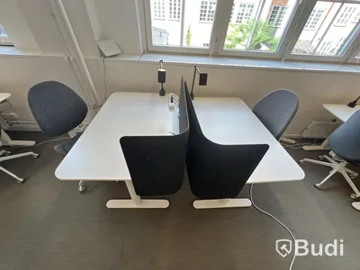 2 st höj- och sänkbara bord bekant ikea, 2 st kontorsstolar, 2 lampor och 2 väggskärmar