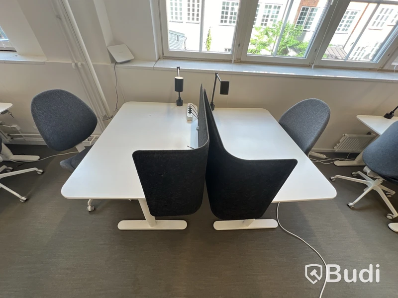2 st höj- och sänkbara bord bekant ikea, 2 st kontorsstolar, 2 lampor och 2 väggskärmar