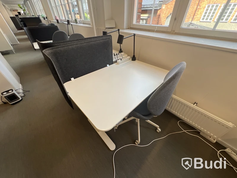 2 st höj- och sänkbara bord bekant ikea, 2 st kontorsstolar, 2 lampor och 2 väggskärmar