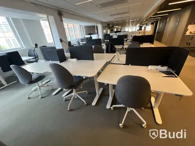 6 st höj-och sänkbara bord bekant ikea, 6 st kontorsstolar, 2 st lampor och 4 st skärmväggar