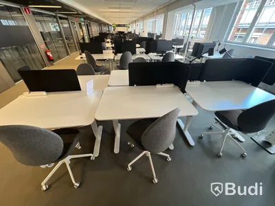 6 st höj-och sänkbara bord bekant ikea, 6 st kontorsstolar, 2 st lampor och 4 st skärmväggar