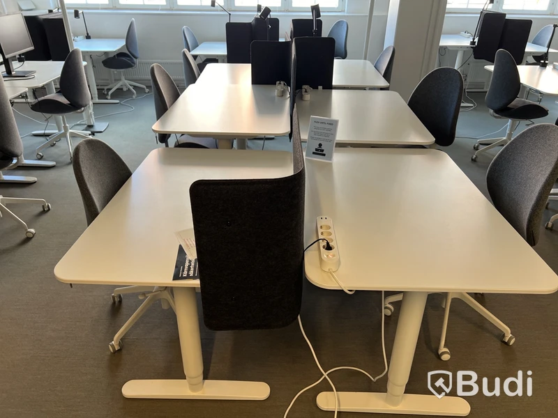 6 st höj-och sänkbara bord bekant ikea, 6 st kontorsstolar, 2 st lampor och 4 st skärmväggar