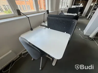 2 st höj- och sänkbara bord bekant ikea, 2 st kontorsstolar, 2 lampor och 2 väggskärmar