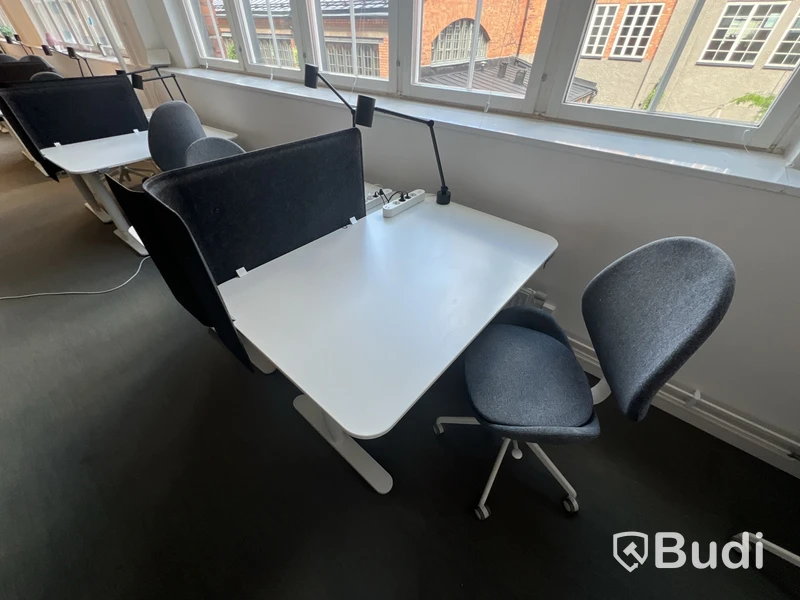 2 st höj- och sänkbara bord bekant ikea, 2 st kontorsstolar, 2 lampor och 2 väggskärmar