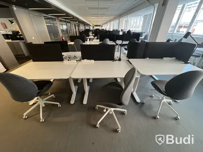 6 st höj-och sänkbara bord bekant ikea, 6 st kontorsstolar, 3 st lampor och 4 st skärmväggar