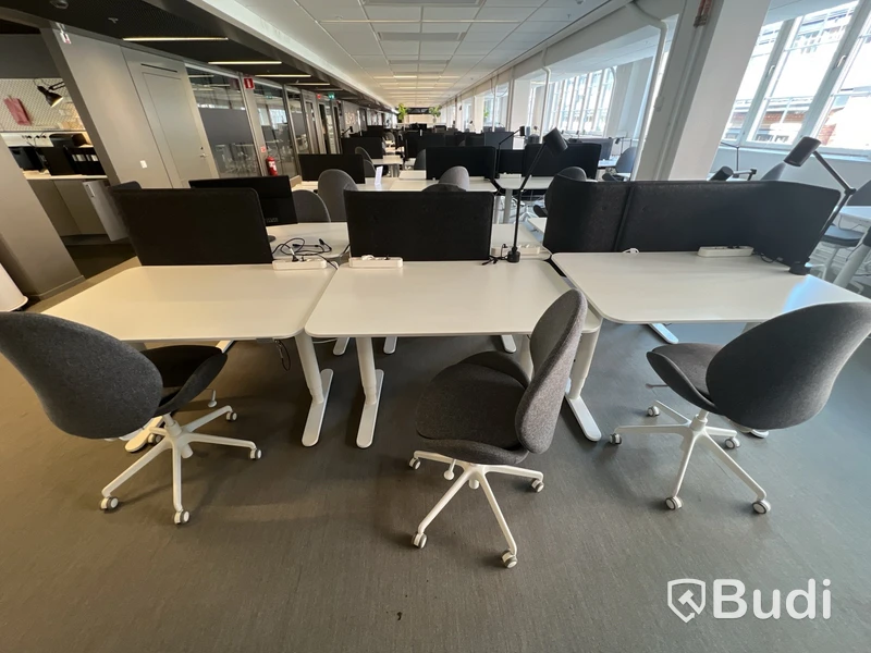 6 st höj-och sänkbara bord bekant ikea, 6 st kontorsstolar, 3 st lampor och 4 st skärmväggar
