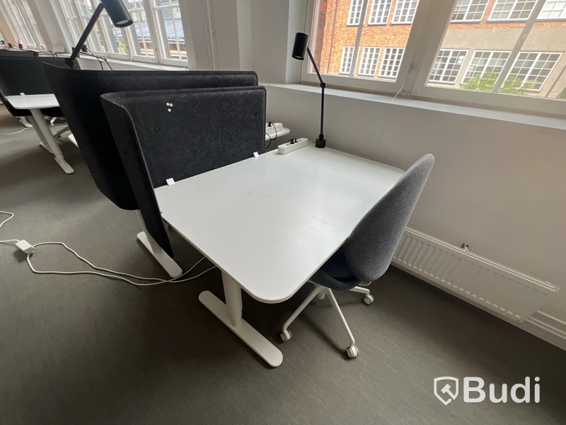 2 st höj- och sänkbara bord bekant ikea, 2 st kontorsstolar, 2 lampor och 2 väggskärmar