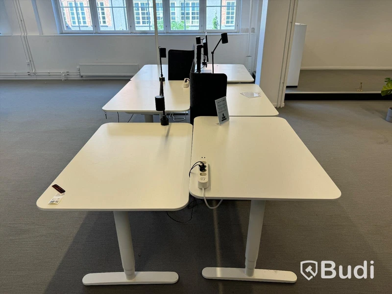 6 st höj-och sänkbara bord bekant ikea, 5 st lampor och 2 st skärmväggar