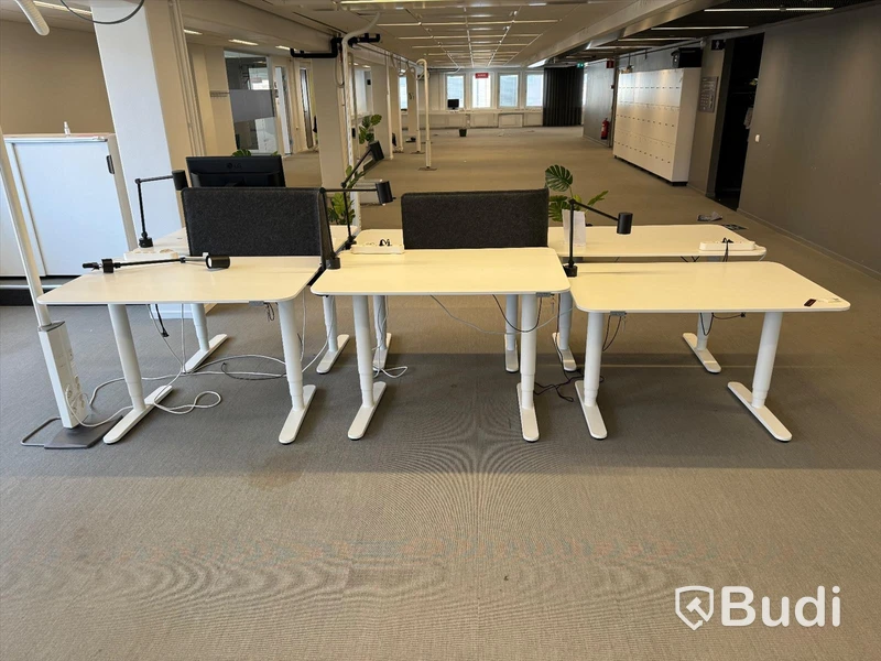 6 st höj-och sänkbara bord bekant ikea, 5 st lampor och 2 st skärmväggar