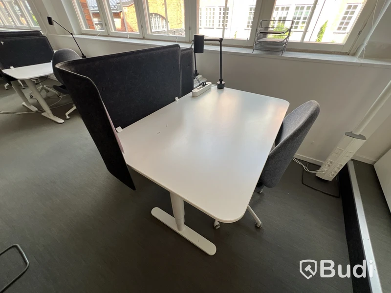 2 st höj- och sänkbara bord bekant ikea, 2 st kontorsstolar, 2 lampor och 2 väggskärmar