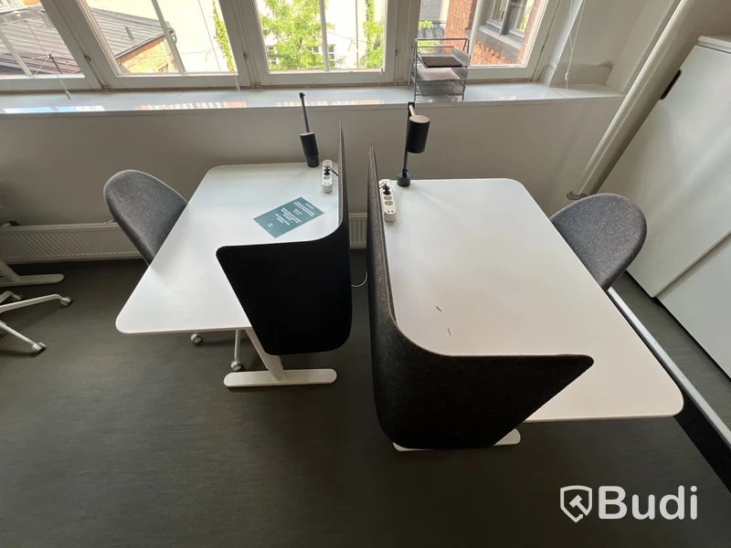 2 st höj- och sänkbara bord bekant ikea, 2 st kontorsstolar, 2 lampor och 2 väggskärmar