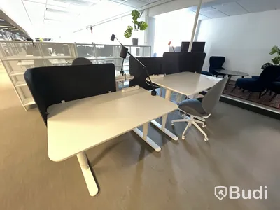 4 st höj-och sänkbara bord, 2 st kontorsstolar, 3 väggskärmar och 3 st lampor