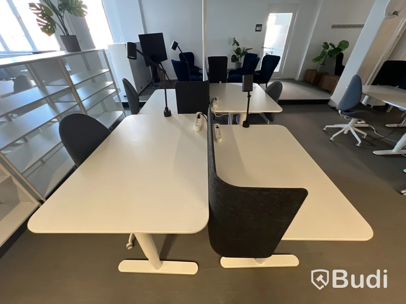 4 st höj-och sänkbara bord, 2 st kontorsstolar, 3 väggskärmar och 3 st lampor