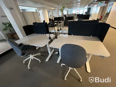 4 st höj-och sänkbara bord, 4 st kontorsstolar, 4 väggskärmar och 4 st lampor