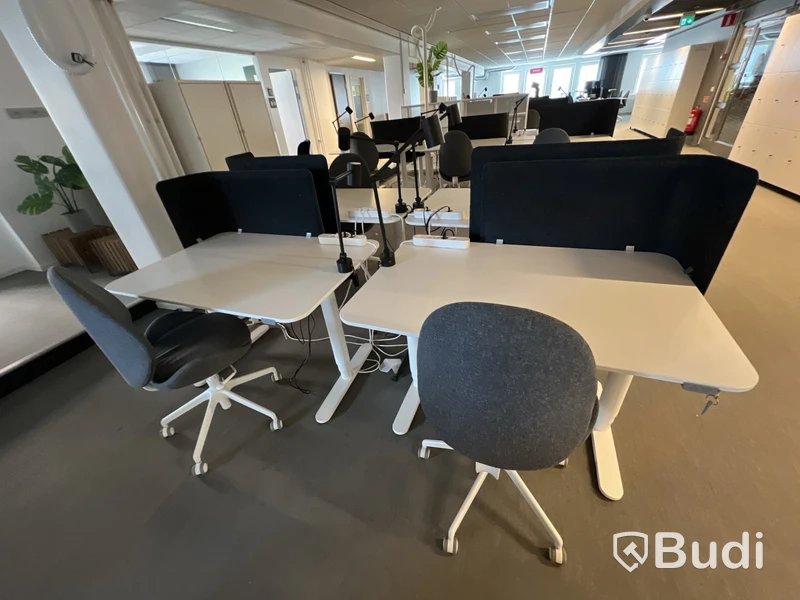 4 st höj-och sänkbara bord, 4 st kontorsstolar, 4 väggskärmar och 4 st lampor