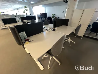 4 st höj-och sänkbara bord, 4 st kontorsstolar, 4 väggskärmar och 4 st lampor