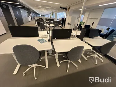 6 st höj- och sänkbara bord bekant ikea, 6 st kontorsstolar, 6 st lampor och 3 st skärmväggar