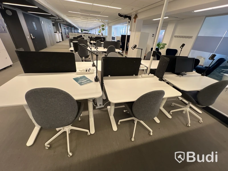 6 st höj- och sänkbara bord bekant ikea, 6 st kontorsstolar, 6 st lampor och 3 st skärmväggar