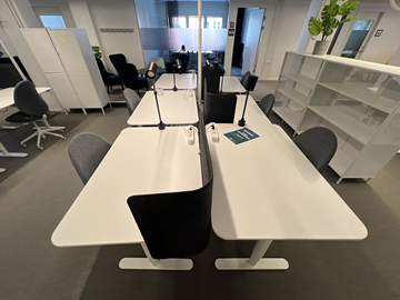 6 st höj- och sänkbara bord bekant ikea, 6 st kontorsstolar, 6 st lampor och 3 st skärmväggar 