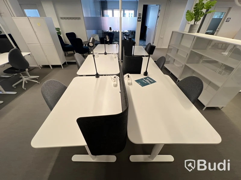 6 st höj- och sänkbara bord bekant ikea, 6 st kontorsstolar, 6 st lampor och 3 st skärmväggar