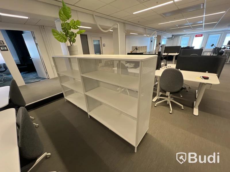 2 st Hyllor bekant ikea och 1 plastväxt