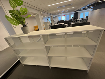 2 st Hyllor bekant ikea och 1 plastväxt