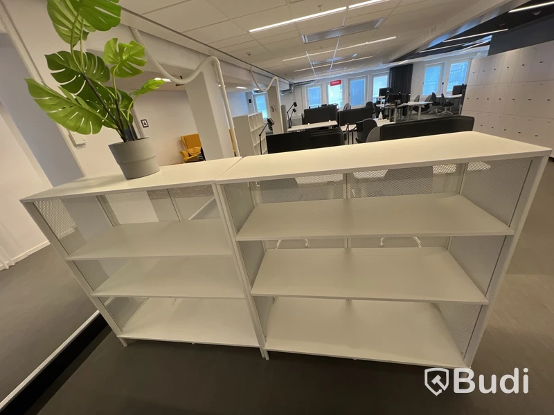 2 st Hyllor bekant ikea och 1 plastväxt