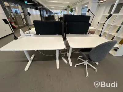 4 st höj- och sänkbara bord, 2 st kontorsstolar, 4 st väggskärmar och 4 st lampor
