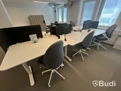 6 st höj-och sänkbara bord bekant ikea, 6 st kontorsstolar, 5 st lampor och 6 st skärmväggar