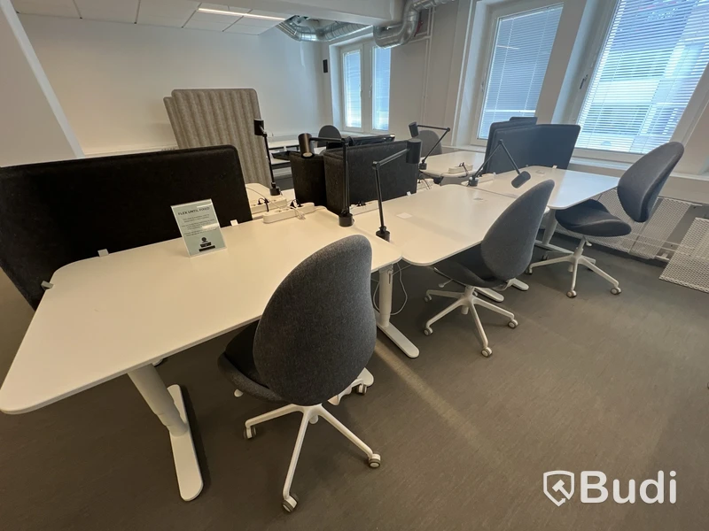 6 st höj-och sänkbara bord bekant ikea, 6 st kontorsstolar, 5 st lampor och 6 st skärmväggar