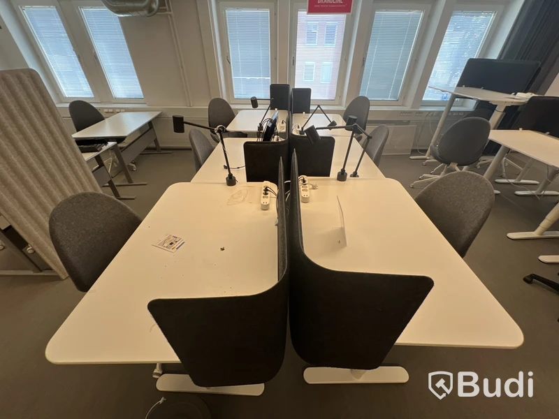 6 st höj-och sänkbara bord bekant ikea, 6 st kontorsstolar, 5 st lampor och 6 st skärmväggar