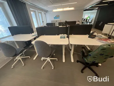 6 st höj-och sänkbara bord bekant ikea, 6 st kontorsstolar, 4 st lampor och 5 st skärmväggar