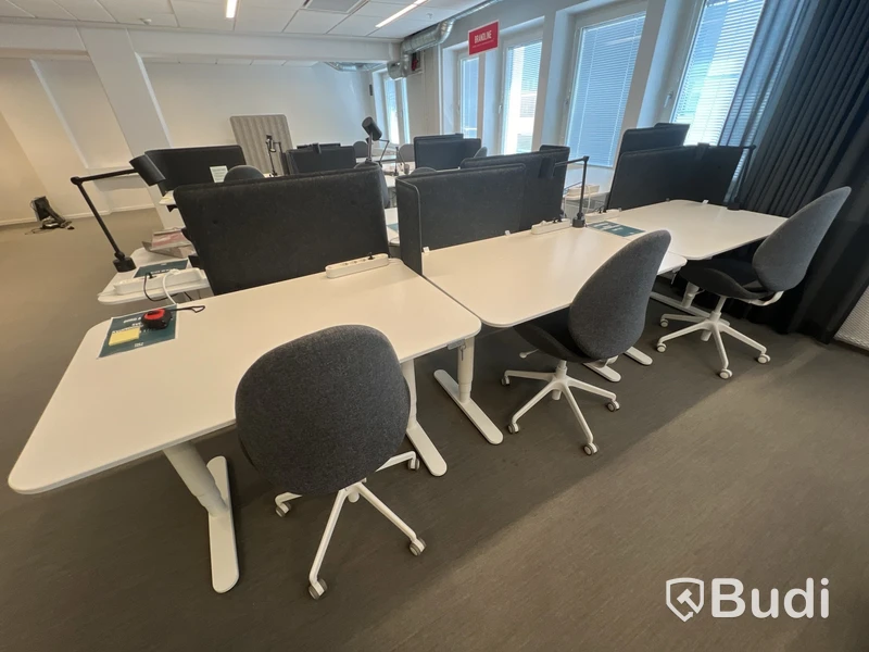 6 st höj-och sänkbara bord bekant ikea, 6 st kontorsstolar, 4 st lampor och 5 st skärmväggar