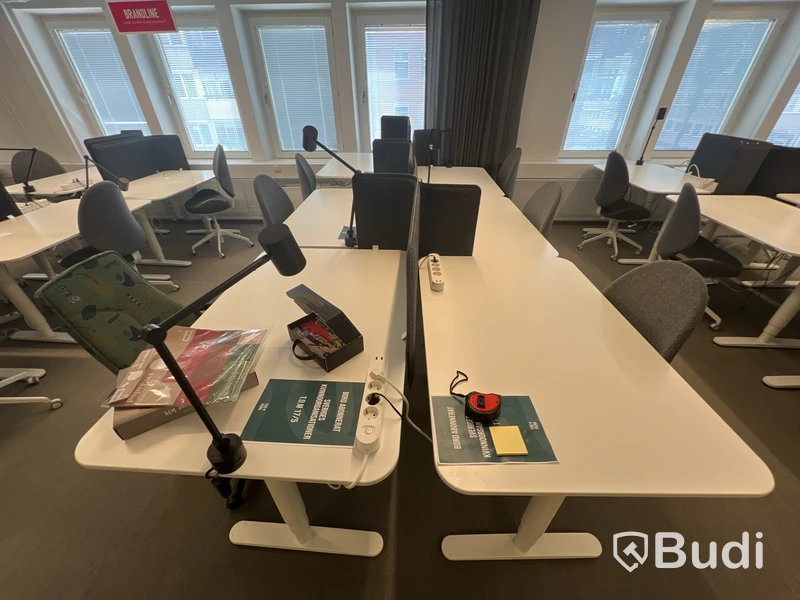 6 st höj-och sänkbara bord bekant ikea, 6 st kontorsstolar, 4 st lampor och 5 st skärmväggar