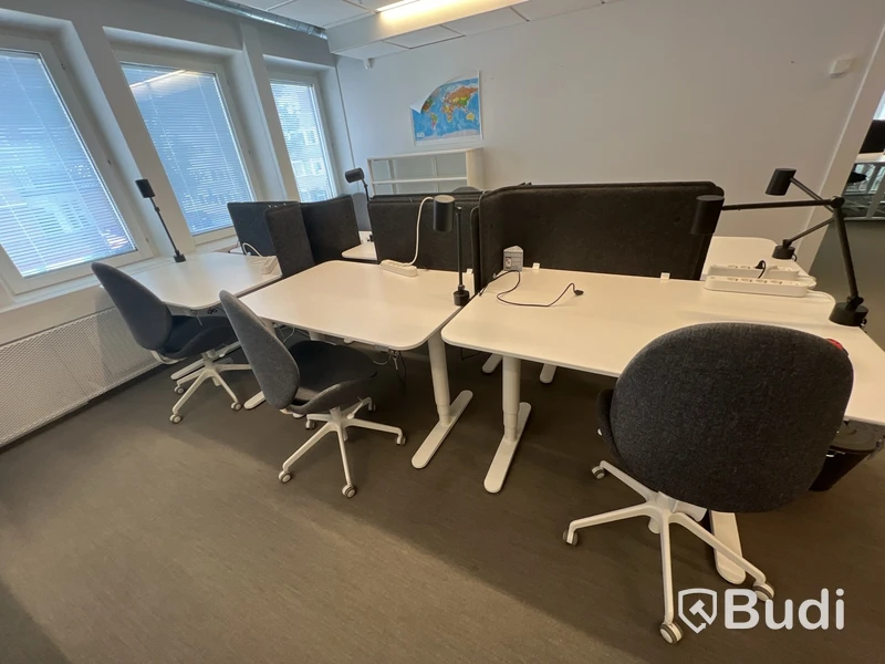 6 st höj-och sänkbara bord bekant ikea, 6 st kontorsstolar, 5 st lampor och 6 st skärmväggar