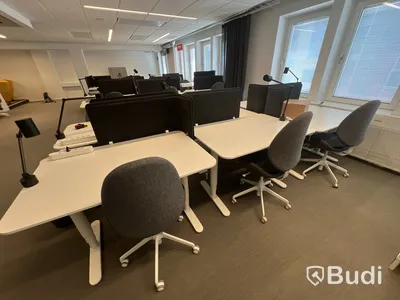 6 st höj-och sänkbara bord bekant ikea, 6 st kontorsstolar, 5 st lampor och 6 st skärmväggar