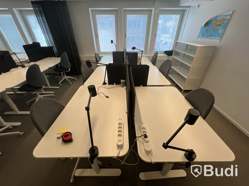 6 st höj-och sänkbara bord bekant ikea, 6 st kontorsstolar, 5 st lampor och 6 st skärmväggar