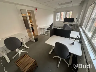 6 st höj-och sänkbara bord bekant ikea, 7 st kontorsstolar, 5 st lampor, 2 st skärmväggar och ett sidobord i trä
