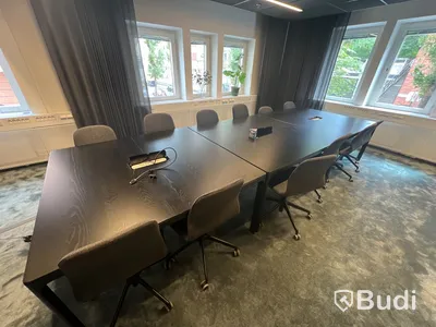 3 st konferensbord och 12 st kontorsstolar