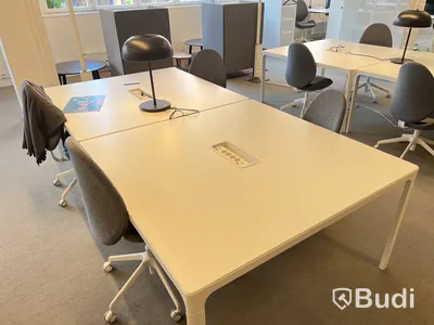 2 st Konferensbord, 4 st kontorsstolar, 1 st lampa
