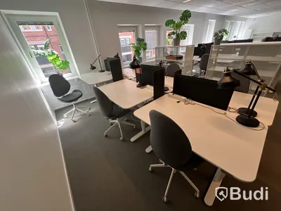 6 st höj-och sänkbara bord bekant ikea, 6 st kontorsstolar, 6 st lampor och 4 st skärmväggar