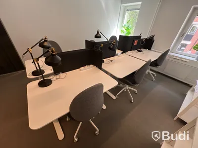 6 st höj-och sänkbara bord bekant ikea, 6 st kontorsstolar, 6 st lampor och 4 st skärmväggar