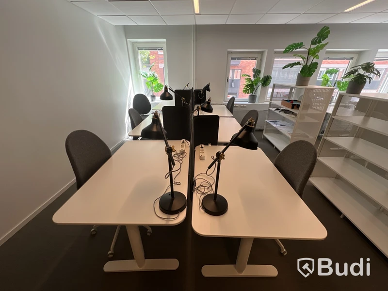 6 st höj-och sänkbara bord bekant ikea, 6 st kontorsstolar, 6 st lampor och 4 st skärmväggar