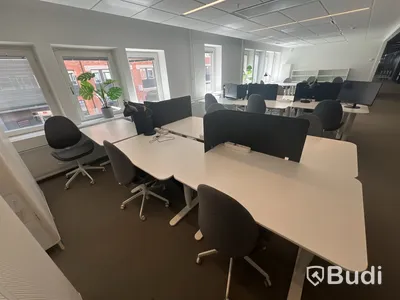 6 st höj-och sänkbara bord bekant ikea, 6 st kontorsstolar, 1 st lampor och 3 st skärmväggar